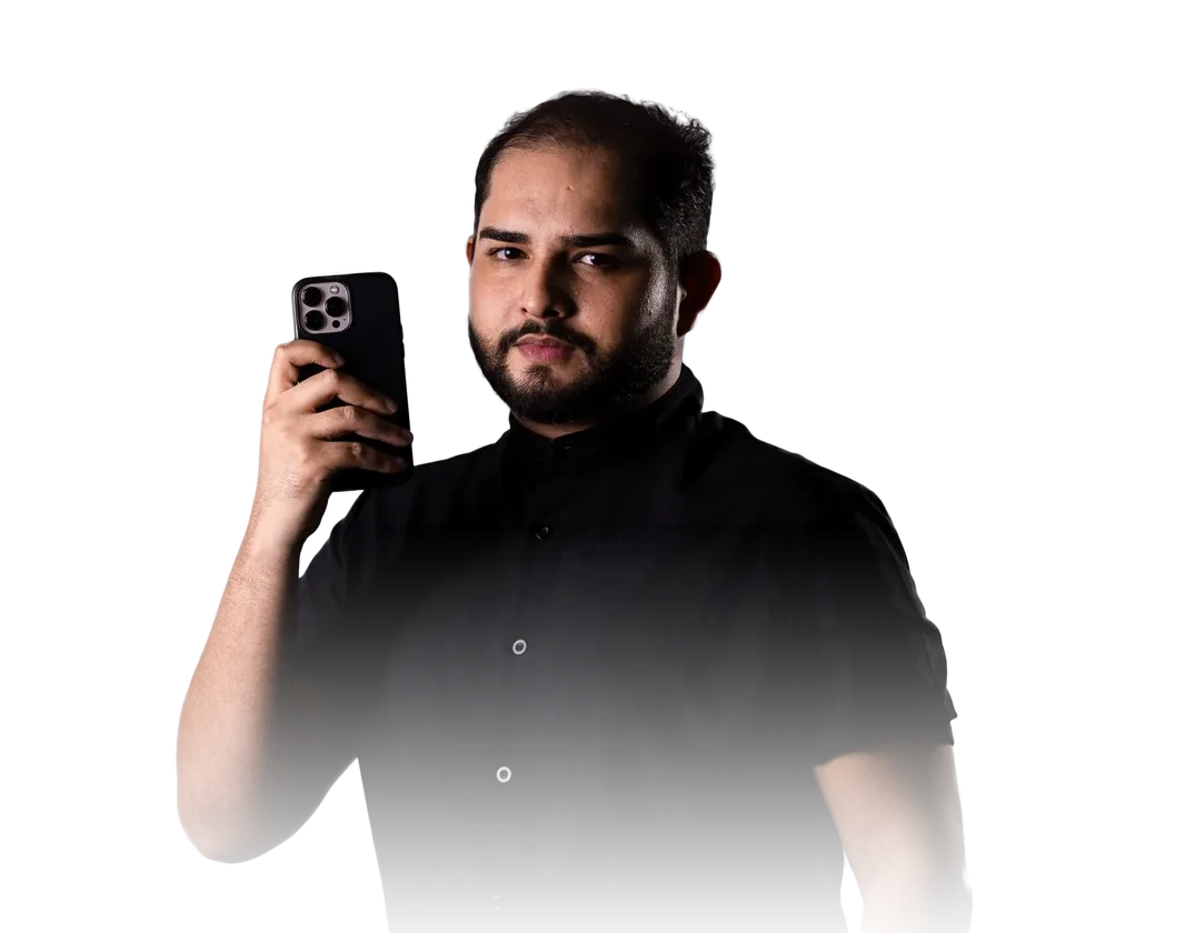Douglas Maker segurando o celular com que grava os casamentos